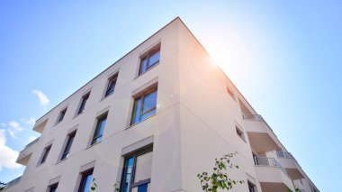 Güneşli bir günde kentsel konut binalarının modern mimarisi. Modern bir apartmanın cephesi.