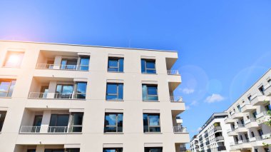 Güneşli bir günde kentsel konut binalarının modern mimarisi. Modern bir apartmanın cephesi.