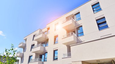 Güneşli bir günde kentsel konut binalarının modern mimarisi. Modern bir apartmanın cephesi.