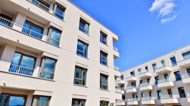 Güneşli bir günde kentsel konut binalarının modern mimarisi. Modern bir apartmanın cephesi.