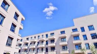 Güneşli bir günde kentsel konut binalarının modern mimarisi. Modern bir apartmanın cephesi.