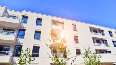 Güneşli bir günde kentsel konut binalarının modern mimarisi. Modern bir apartmanın cephesi.