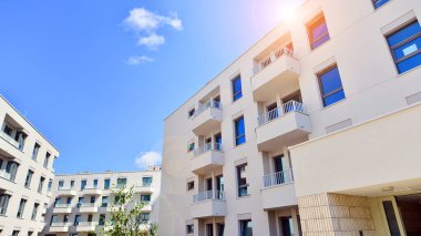 Güneşli bir günde kentsel konut binalarının modern mimarisi. Modern bir apartmanın cephesi.