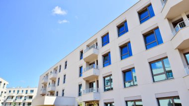 Güneşli bir günde kentsel konut binalarının modern mimarisi. Modern bir apartmanın cephesi.