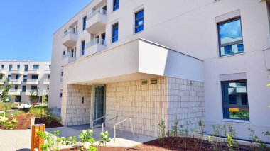 Güneşli bir günde kentsel konut binalarının modern mimarisi. Modern bir apartmanın cephesi.
