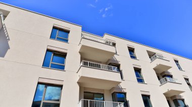 Güneşli bir günde kentsel konut binalarının modern mimarisi. Modern bir apartmanın cephesi.