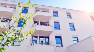 Güneşli bir günde kentsel konut binalarının modern mimarisi. Modern bir apartmanın cephesi.
