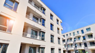 Güneşli bir günde kentsel konut binalarının modern mimarisi. Modern bir apartmanın cephesi.