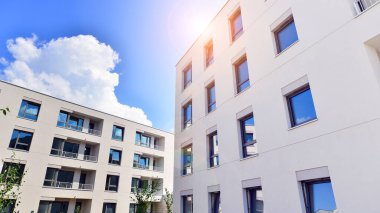 Güneşli bir günde kentsel konut binalarının modern mimarisi. Modern bir apartmanın cephesi.