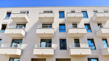 Güneşli bir günde kentsel konut binalarının modern mimarisi. Modern bir apartmanın cephesi.