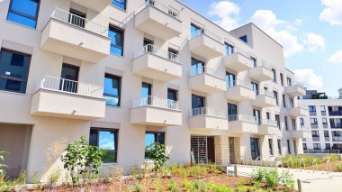 Güneşli bir günde kentsel konut binalarının modern mimarisi. Modern bir apartmanın cephesi.