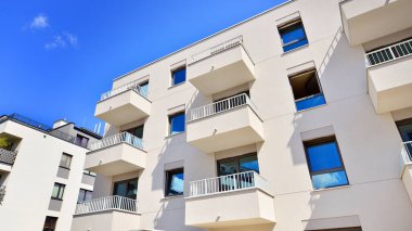 Güneşli bir günde kentsel konut binalarının modern mimarisi. Modern bir apartmanın cephesi.