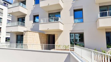 Güneşli bir günde kentsel konut binalarının modern mimarisi. Modern bir apartmanın cephesi.