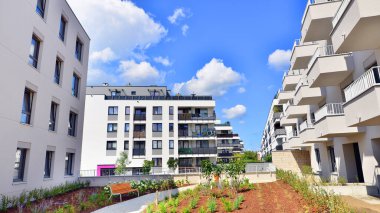 Güneşli bir günde kentsel konut binalarının modern mimarisi. Modern bir apartmanın cephesi.