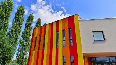 Renkli dikey panelleri olan modern ofis ön cephesi. Farklı gökkuşağı renkleri. Soyut tasarım ve mimari kavramı. 