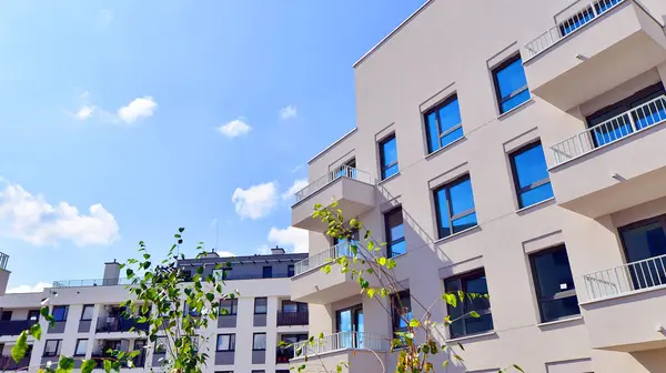 Güneşli bir günde kentsel konut binalarının modern mimarisi. Modern bir apartmanın cephesi.
