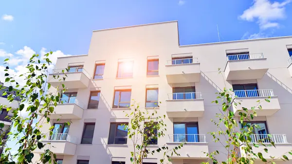 Güneşli bir günde kentsel konut binalarının modern mimarisi. Modern bir apartmanın cephesi.
