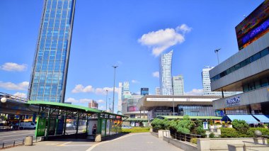 Varşova, Polonya. 17 Ağustos 2024. Gökdelenleri ve arabaları olan şehir merkezi. Arabalı ve toplu taşıma araçlı geniş sokaklar