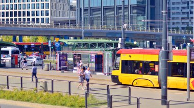 Varşova, Polonya. 17 Ağustos 2024. Kentsel ulaşım altyapısı ve şehir manzarası. Sokakta sarı tramvay. Şehir trafiği. 