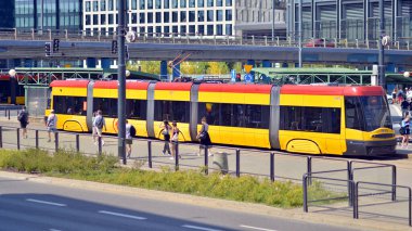 Varşova, Polonya. 17 Ağustos 2024. Kentsel ulaşım altyapısı ve şehir manzarası. Sokakta sarı tramvay. Şehir trafiği. 