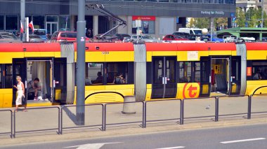 Varşova, Polonya. 17 Ağustos 2024. Kentsel ulaşım altyapısı ve şehir manzarası. Sokakta sarı tramvay. Şehir trafiği. 