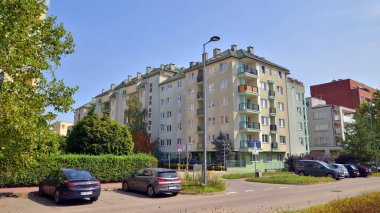 Varşova, Polonya. 24 Ağustos 2024. Las Kabacki Ormanı yakınlarındaki yaya ve araba trafiği ile bu modern konut binalarında ve geniş caddelerde Ursynow bölgesi yoğun yerleşim alanları gelişmeleri.