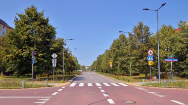 Varşova, Polonya. 24 Ağustos 2024. Las Kabacki Ormanı yakınlarındaki yaya ve araba trafiği ile bu modern konut binalarında ve geniş caddelerde Ursynow bölgesi yoğun yerleşim alanları gelişmeleri.