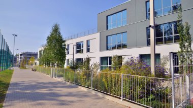 Varşova, Polonya. 24 Ağustos 2024. Las Kabacki Ormanı yakınlarındaki yaya ve araba trafiği ile bu modern konut binalarında ve geniş caddelerde Ursynow bölgesi yoğun yerleşim alanları gelişmeleri.