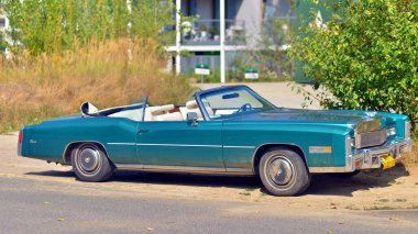 Varşova, Polonya. 24 Ağustos 2024. Eski Amerikan araba sevdalılarıyla tanışma