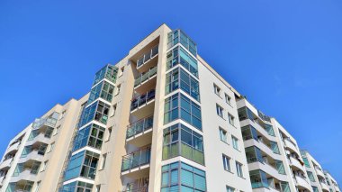 21. yüzyılın başından itibaren alçak açılı apartman binası. Apartman binasının mimari unsurları.