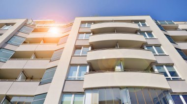 21. yüzyılın başından itibaren alçak açılı apartman binası. Apartman binasının mimari unsurları.