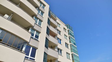 21. yüzyılın başından itibaren alçak açılı apartman binası. Apartman binasının mimari unsurları.