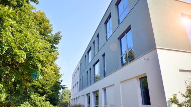 Eko bina ya da yeşil ofis ağacı ve bahçe şehir konseptinde. Çevre mimarisi. Yeşil ağaç ve ofis binası. Doğanın ve modernliğin ahengi.