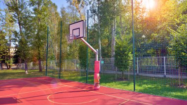 Açık bir sahada basketbol sepeti.