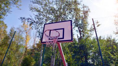 Açık bir sahada basketbol sepeti.