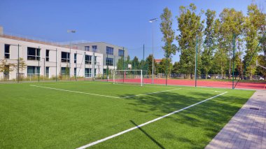 Okulun yakınındaki yapay saha sahası.. 