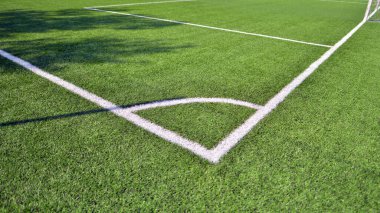 Beyaz çizgili yapay futbol sahası var. Futbol sahasında mükemmel yeşil çimlerin dokusu. 