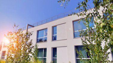 Eko bina ya da yeşil ofis ağacı ve bahçe şehir konseptinde. Çevre mimarisi. Yeşil ağaç ve ofis binası. Doğanın ve modernliğin ahengi.