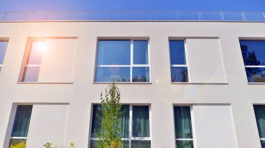 Eko bina ya da yeşil ofis ağacı ve bahçe şehir konseptinde. Çevre mimarisi. Yeşil ağaç ve ofis binası. Doğanın ve modernliğin ahengi.