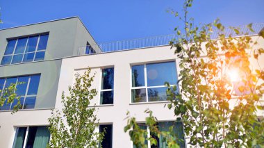 Eko bina ya da yeşil ofis ağacı ve bahçe şehir konseptinde. Çevre mimarisi. Yeşil ağaç ve ofis binası. Doğanın ve modernliğin ahengi.