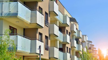 21. yüzyılın başından itibaren alçak açılı apartman binası. Apartmanın mimari unsurları. Binaların çevresi yeşildir. Ekolojik konutlar.