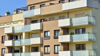 21. yüzyılın başından itibaren alçak açılı apartman binası. Apartman binasının mimari unsurları.