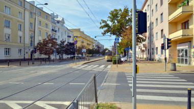 Varşova, Polonya. 25 Ağustos 2024. Ochota bölgesindeki cadde manzarası.