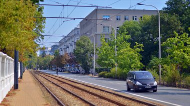 Varşova, Polonya. 25 Ağustos 2024. Güneşli bir günde tramvay pisti. Ochota Bölgesi.