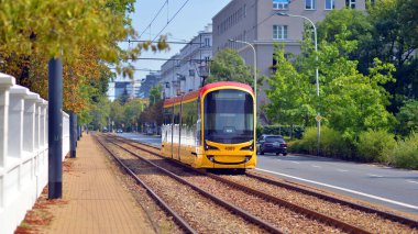 Varşova, Polonya. 25 Ağustos 2024. Ochota bölgesinde tramvay var..