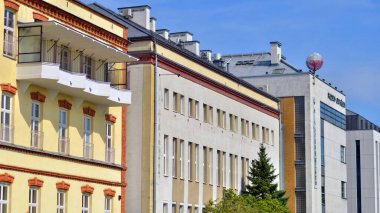 Varşova, Polonya. 25 Ağustos 2024. Ochota bölgesindeki cadde manzarası.