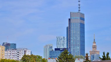 Varşova, Polonya. 25 Ağustos 2024. Gökdelenleri olan şehir merkezi. Varso Kulesi 'nin olduğu şehir merkezi iş bölgesi..