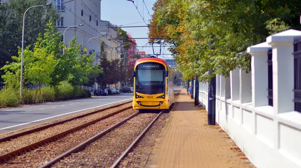 Varşova, Polonya. 25 Ağustos 2024. Ochota bölgesinde tramvay var..