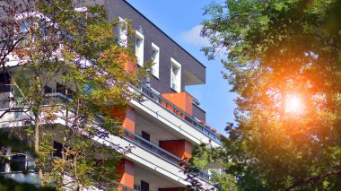 Avrupa 'daki yerleşim yerleri doğayla uyum içinde. Çevre dostu, yeşilliklerle dolu bir şehirde yaşıyor. Eko apartman binası enerji tasarrufu ve temiz hava kavramı. 