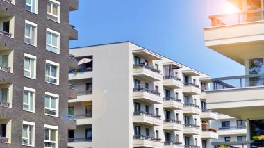 Kentsel konut binasının modern mimarisi. Apartmanın dış tarafı, apartman cephesi..